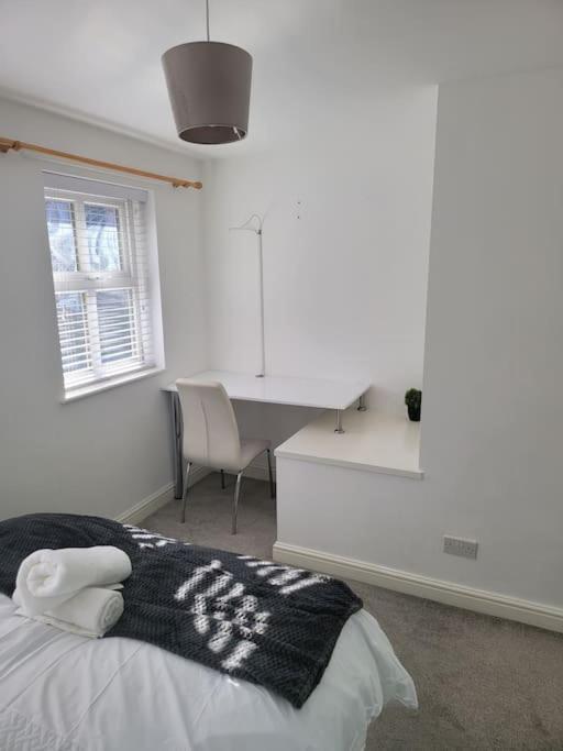 2 Bedroom End Of Terrace House Wellington  Exteriör bild