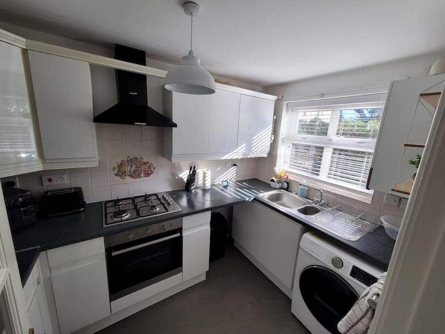 2 Bedroom End Of Terrace House Wellington  Exteriör bild