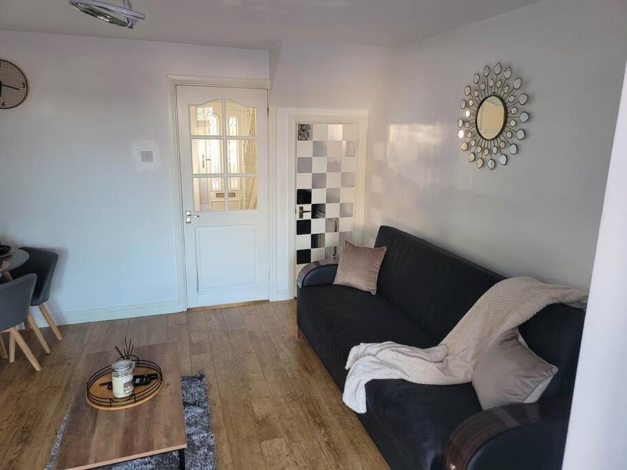 2 Bedroom End Of Terrace House Wellington  Exteriör bild