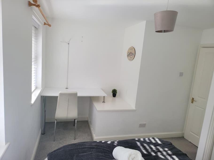 2 Bedroom End Of Terrace House Wellington  Exteriör bild