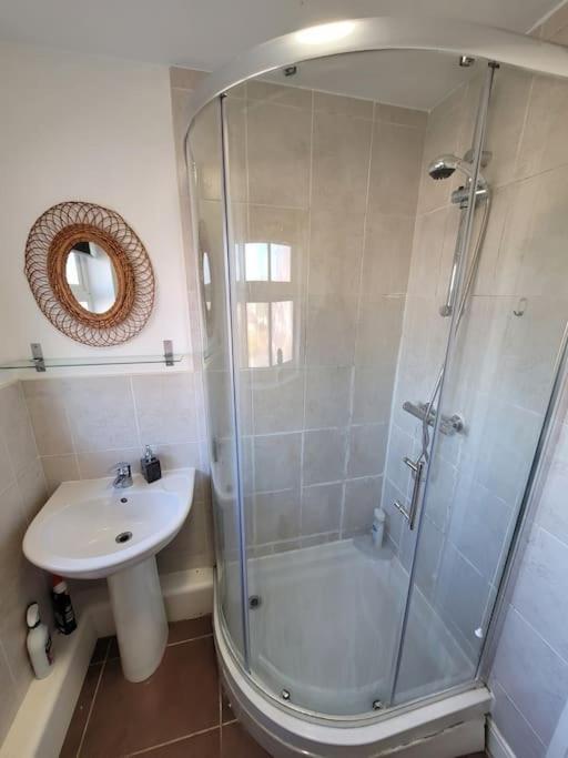 2 Bedroom End Of Terrace House Wellington  Exteriör bild